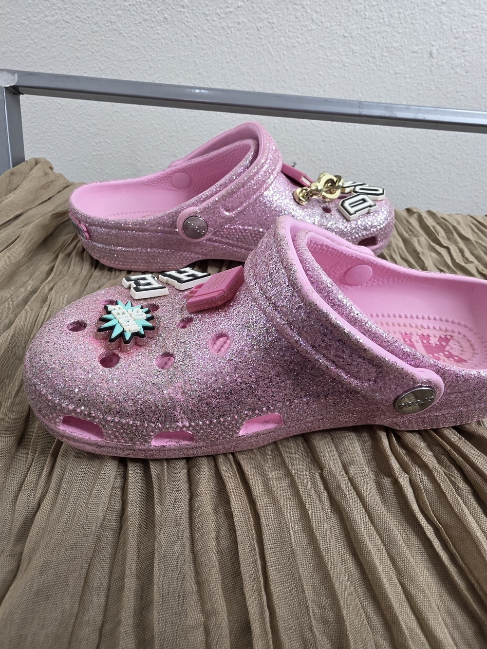 Crocs Mean Girls Pink Glitter Classic Clogs Women’s 7 Men’s 5 - Picture 9 of 16